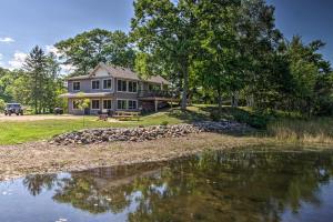 VinelandPlatte Lake Home with Boat Launch and Deck!的位于水岸边的房子