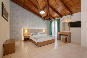 una camera con letto e televisore di Plaka Beach Resort a Vasilikós Altre 32 foto