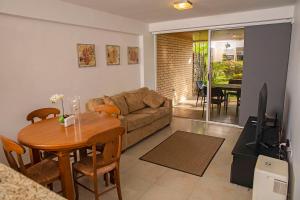Bellos apartamentos en Loma Real, Pampatar في Pampatar: غرفة معيشة مع طاولة وأريكة