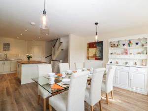 a kitchen and dining room with a table and chairs at 8 The Light in Malmesbury