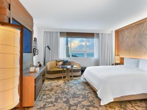マイアミビーチにあるNobu Hotel Miami Beachのベッドとリビングルームが備わるホテルルームです。