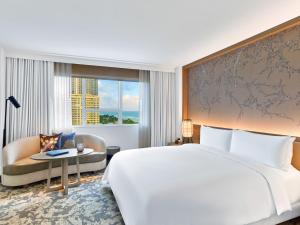マイアミビーチにあるNobu Hotel Miami Beachのベッドと窓が備わるホテルルーム