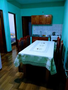 una cocina con mesa y mantel. en Guatambu Apart en Puerto Iguazú