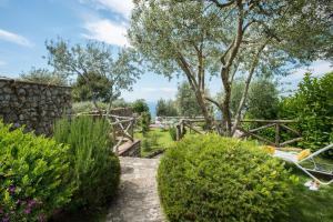 a garden with bushes and a wooden fence at Hotel Caesar Augustus in Anacapri