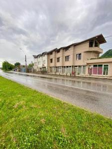 an empty street with a building on the side of the road at Pensiunea Floare de Colt in Deva