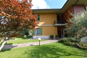 a house with a garden in front of it at Fontana Fiorita Iseo in Iseo