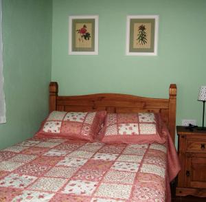 - une chambre avec un lit doté d'une couette rouge et blanche dans l'établissement El Volvedero, à Castillo