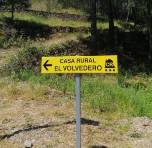 un signe jaune au milieu d'un champ dans l'établissement El Volvedero, à Castillo