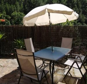 - une table et des chaises avec un parasol sur la terrasse dans l'établissement El Volvedero, à Castillo