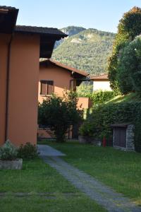 una casa con un sentiero accanto a un edificio di Landscapesilvia PT Terra a Menaggio