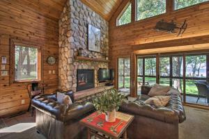 NisswaにあるAlluring Nisswa Cabin on Gull Lake with Fireplace!のリビングルーム(革製家具、石造りの暖炉付)