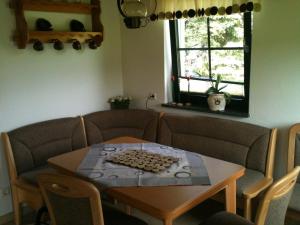 ein Zimmer mit einem Tisch und einem Schachbrett darauf in der Unterkunft Ferienhaus Sobetzko in Wilthen