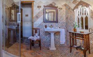 A bathroom at Casa Rural La CasAna