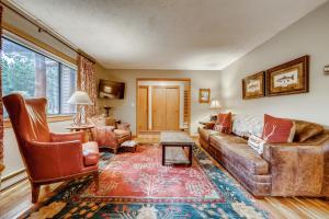 a living room with a couch and a chair at Casa de Montagne Home: High-End Log Home, Downtown Frisco in Frisco