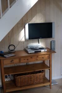 a desk with a television on top of it at Ferienhaus-Kinderlieb in Baabe