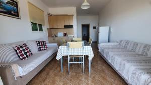 Sala de estar con 2 sofás y mesa en Vila Riand, en Borsh