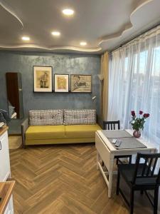 - un salon avec un canapé et une table dans l'établissement Petar Aparts, à Balchik