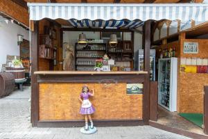 a figurine of a woman standing in front of a counter at Ferienwohnungen Zum Römer in Gau-Odernheim