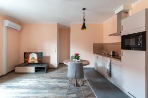 a kitchen with a table and a stove at Ferienwohnungen Zum Römer in Gau-Odernheim