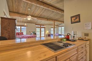 Dapur atau dapur kecil di Bright Prescott Studio with Thumb Butte Views!