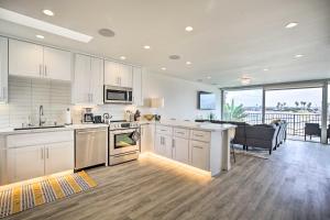 Bright, Updated Townhome with Mission Bay View!にあるキッチンまたは簡易キッチン