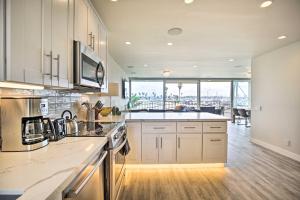 Bright, Updated Townhome with Mission Bay View!にあるキッチンまたは簡易キッチン