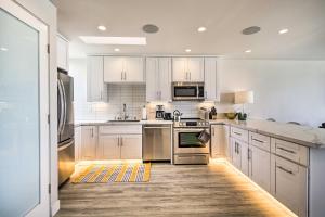 Bright, Updated Townhome with Mission Bay View!にあるキッチンまたは簡易キッチン