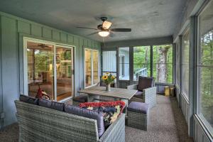 un porche cubierto con mesa y sillas en Casa Azul on Cortez Golf Course Decks and Views!, en Hot Springs Village