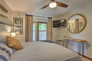 Ένα ή περισσότερα κρεβάτια σε δωμάτιο στο Pet-Friendly Wabasha Studio Boat, Ski and Explore!