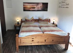 een slaapkamer met een groot houten bed met 2 lampen bij Haus Daheim in Bad Schandau