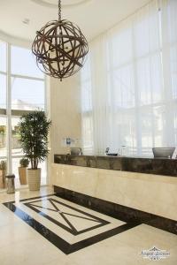 un baño grande con una gran lámpara de araña en un edificio en Royal Urban Macaé Hotel, en Macaé