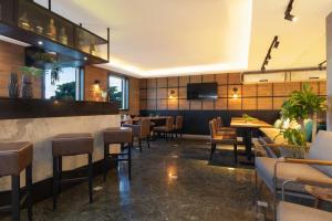 Lounge alebo bar v ubytovaní Royal Urban Macaé Hotel