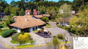 Uma vista aérea de Vila Suzana Parque Hotel