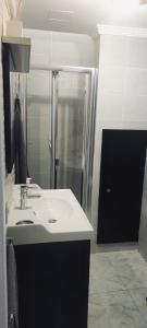 a bathroom with a sink and a shower at Apartamento Yale in Tías