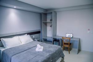 Un dormitorio con una cama con un sombrero encima. en Hotel Prime Executive, en Campos Novos 29 fotos más