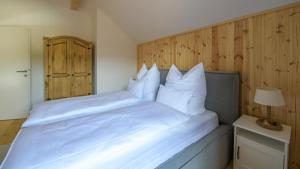 A bed or beds in a room at CHALET am Schneeberg See