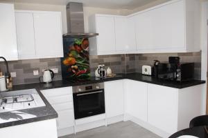 City Centre Town House with Riverside Views and Free Parking 1BAK