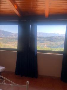アルピーノにあるCASALE MICHELの眺めの良い大きな窓2つが備わる客室です。