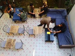 un grupo de personas jugando un videojuego en una mesa en Gafa Garden Hostel & Apartments - Great Location, en Estambul
