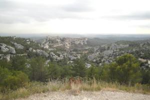 uma vista do topo de uma colina em Le mas de Lucien entre Arles, Nimes, Avignon. em Beaucaire