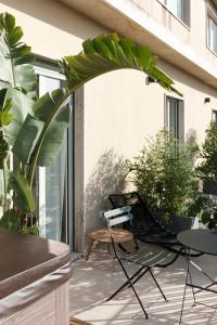 een patio met planten en een stoel op een balkon bij Malalbergo in Reggio di Calabria