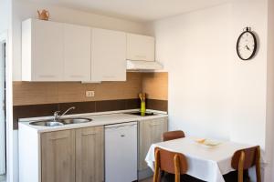 Kuchyň nebo kuchyňský kout v ubytování Apartment Teuta