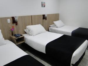 Ліжко або ліжка в номері Hotel Esmeralda Plaza