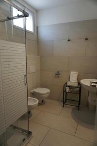 een badkamer met een toilet en een wastafel bij Residence Castello Venezia in Venetië