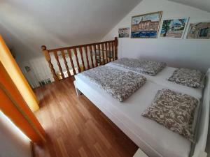 Postel nebo postele na pokoji v ubytování Apartments Podlesek
