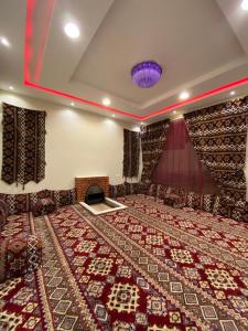 une chambre avec un grand tapis au sol dans l'établissement قولدن ستار, à Buraydah