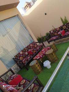 un ensemble de chaises et de tables sur un balcon dans l'établissement قولدن ستار, à Buraydah