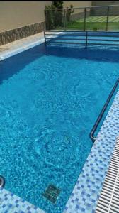 une grande piscine d'eau bleue dans l'établissement قولدن ستار, à Buraydah