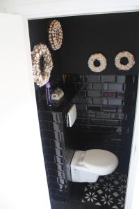 尼維萊特的住宿－dreamingzeeland，一间带卫生间和黑色墙壁的浴室