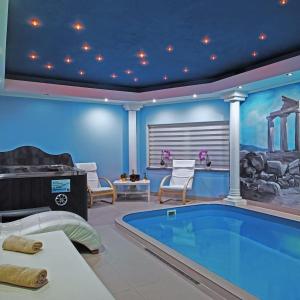 Zimmer mit Pool in einem Haus in der Unterkunft Wellness apartmán s vířivkou a saunou in Pilsen